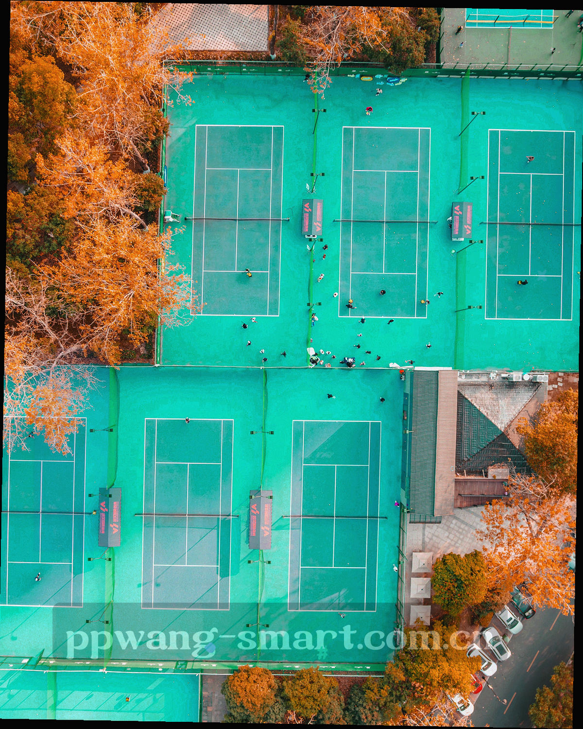老式电子仪器前面板上的刻度盘与指示灯局部特写，冷色光